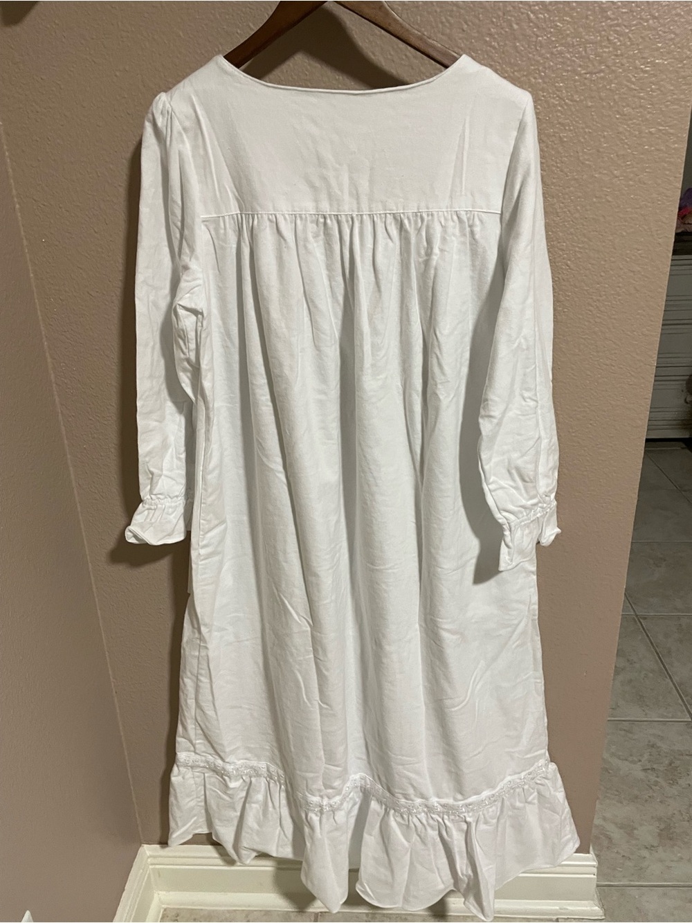 Eileen West White long sleeve nightgown NEW - Picture 2 of 8